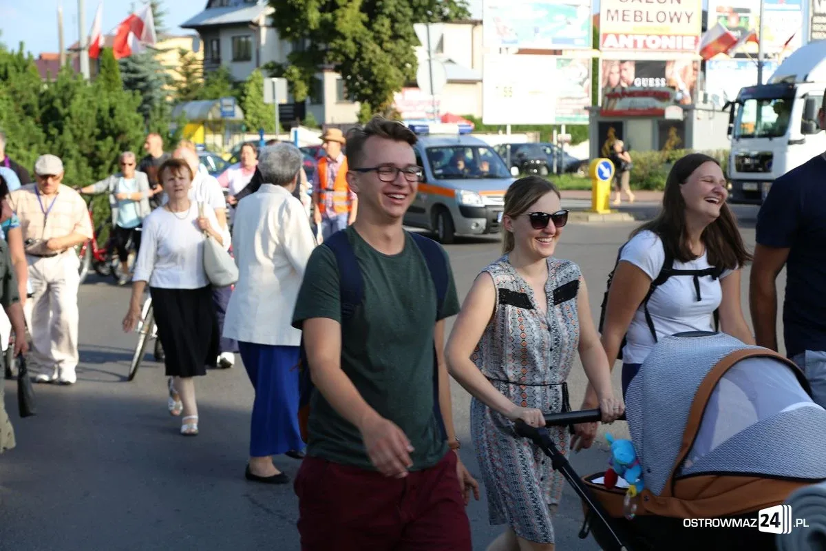 Pątnicy maszerują na Jasną Górę. Jutro dołączą ostrowianie (zdjęcia, wideo z drona)