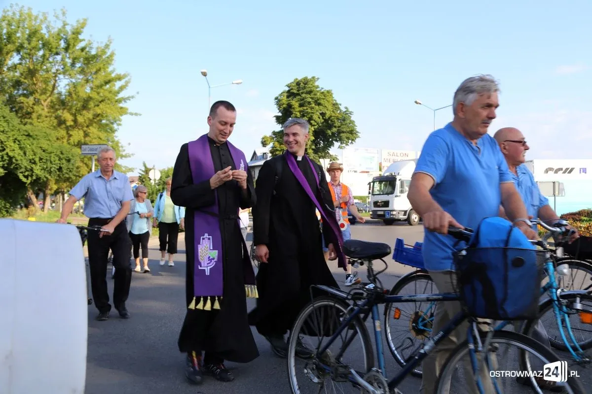 Pątnicy maszerują na Jasną Górę. Jutro dołączą ostrowianie (zdjęcia, wideo z drona)