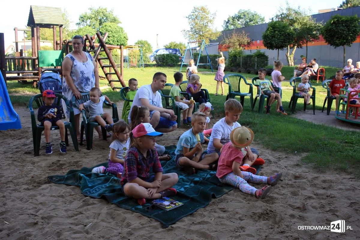 Czytanie twórczości Tuwima przy Widnichowskiej (zdjęcia)