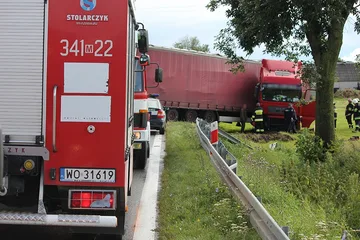 Ciężarówka w rowie (zdjęcia)
