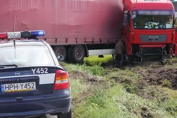 Ciężarówka w rowie (zdjęcia)
