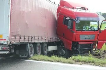 Ciężarówka w rowie (zdjęcia)