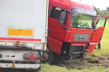 Ciężarówka w rowie (zdjęcia)