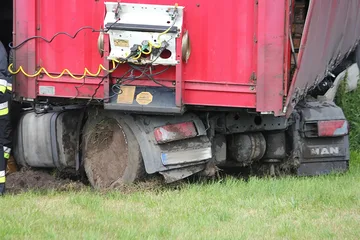 Ciężarówka w rowie (zdjęcia)