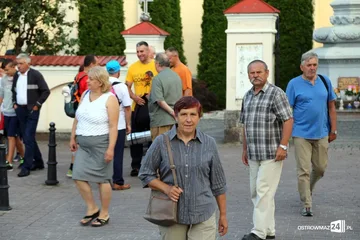 Pątnicy maszerują na Jasną Górę. Jutro dołączą ostrowianie (zdjęcia, wideo z drona)