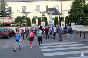 Pątnicy maszerują na Jasną Górę. Jutro dołączą ostrowianie (zdjęcia, wideo z drona)