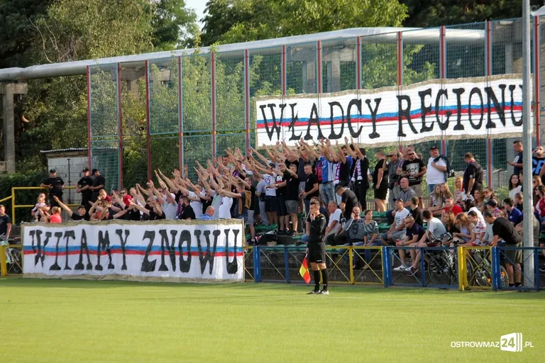 Święto piłki w Ostrołęce. Lekcja futbolu dla GKS Andrzejewo (zdjęcia)