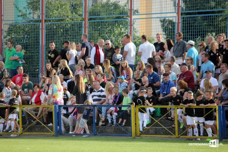 Święto piłki w Ostrołęce. Lekcja futbolu dla GKS Andrzejewo (zdjęcia)