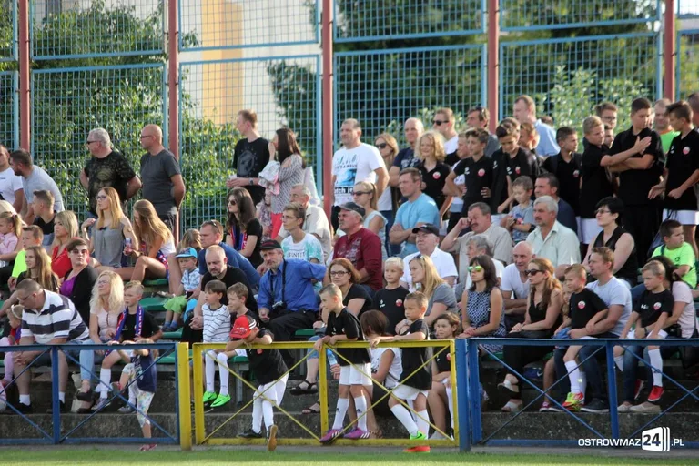 Święto piłki w Ostrołęce. Lekcja futbolu dla GKS Andrzejewo (zdjęcia)