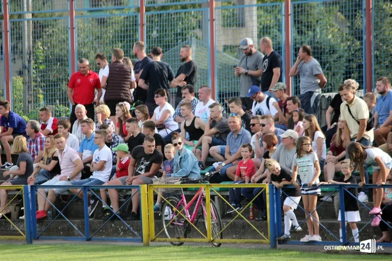 Święto piłki w Ostrołęce. Lekcja futbolu dla GKS Andrzejewo (zdjęcia)