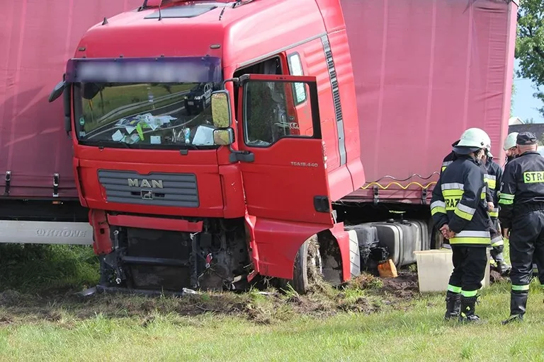 Ciężarówka w rowie (zdjęcia)