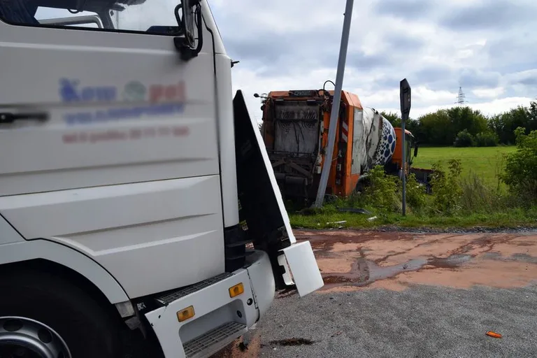 Zderzenie śmieciarki z ciężarówką na drodze krajowej nr 60 (zdjęcia, aktualizacja)