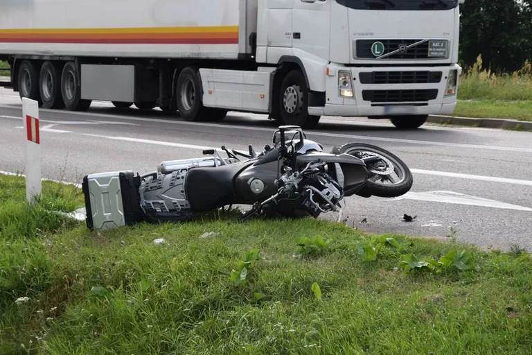 Wypadek na trasie Ostrów Mazowiecka - Łomża. Kilkukilometrowy korek (zdjęcia)