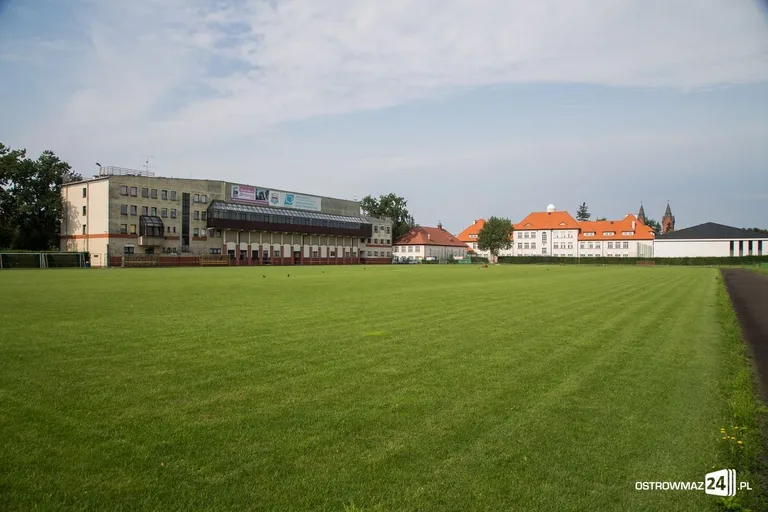 Murawa przy Warchalskiego już po renowacji (zdjęcia)