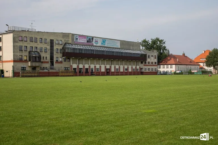 Murawa przy Warchalskiego już po renowacji (zdjęcia)