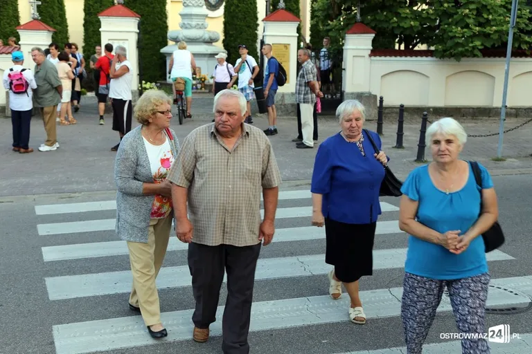 Pątnicy maszerują na Jasną Górę. Jutro dołączą ostrowianie (zdjęcia, wideo z drona)