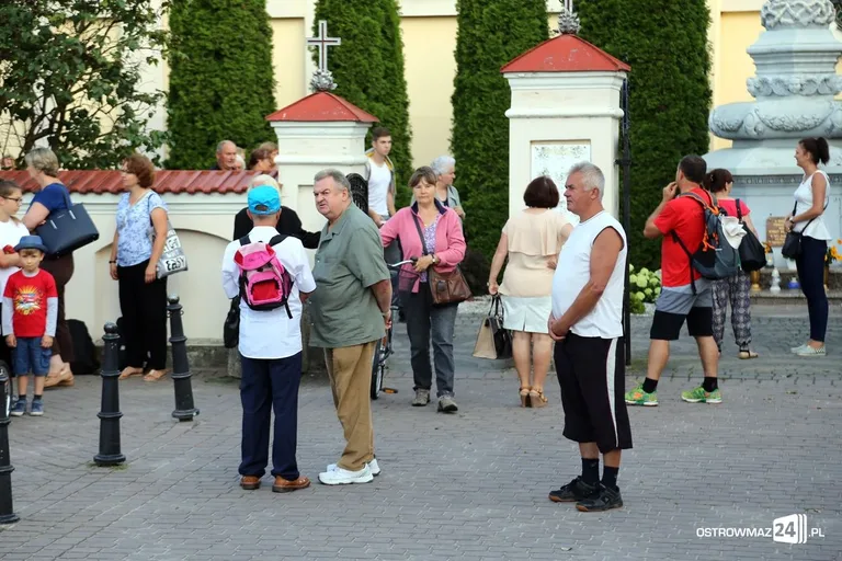 Pątnicy maszerują na Jasną Górę. Jutro dołączą ostrowianie (zdjęcia, wideo z drona)