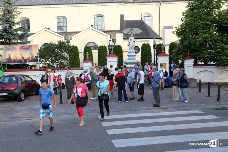 Pątnicy maszerują na Jasną Górę. Jutro dołączą ostrowianie (zdjęcia, wideo z drona)