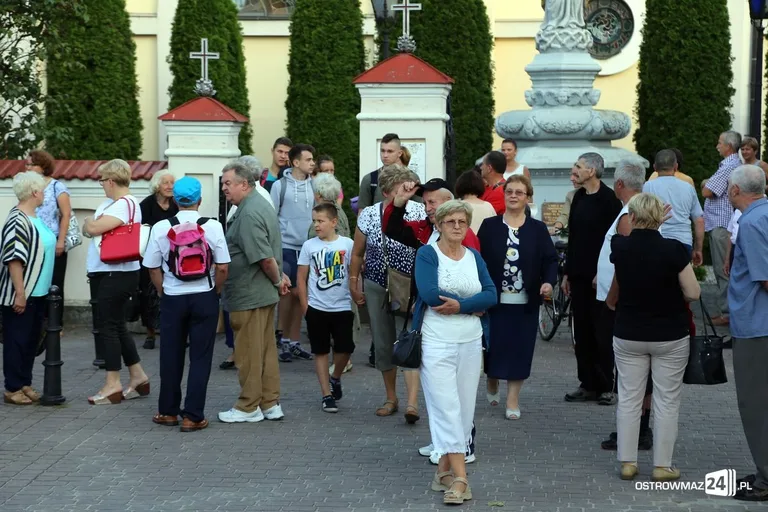 Pątnicy maszerują na Jasną Górę. Jutro dołączą ostrowianie (zdjęcia, wideo z drona)