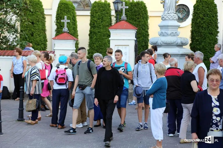 Pątnicy maszerują na Jasną Górę. Jutro dołączą ostrowianie (zdjęcia, wideo z drona)