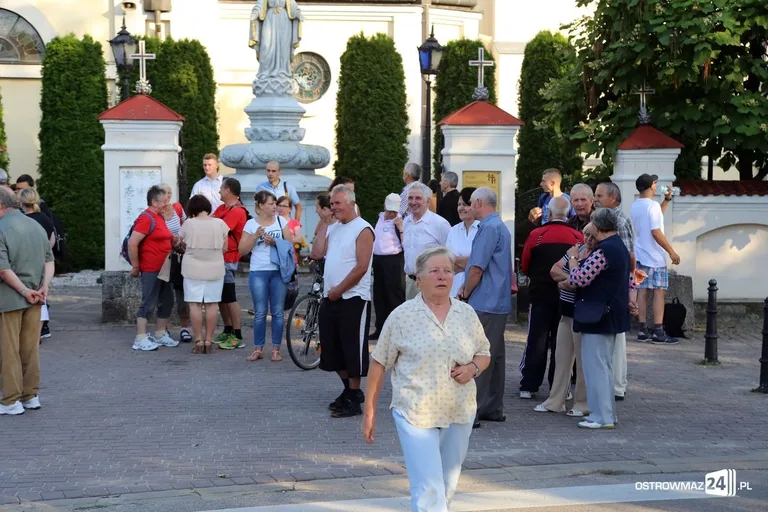Pątnicy maszerują na Jasną Górę. Jutro dołączą ostrowianie (zdjęcia, wideo z drona)