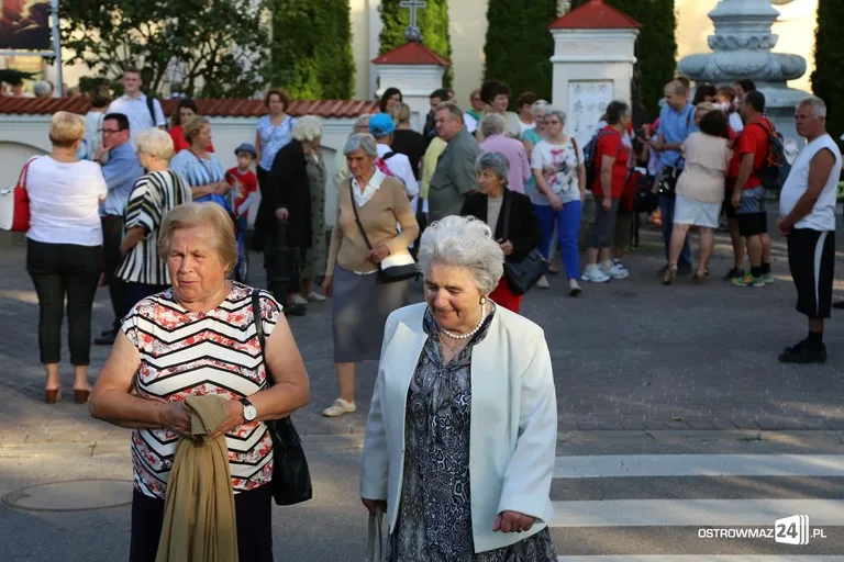 Pątnicy maszerują na Jasną Górę. Jutro dołączą ostrowianie (zdjęcia, wideo z drona)