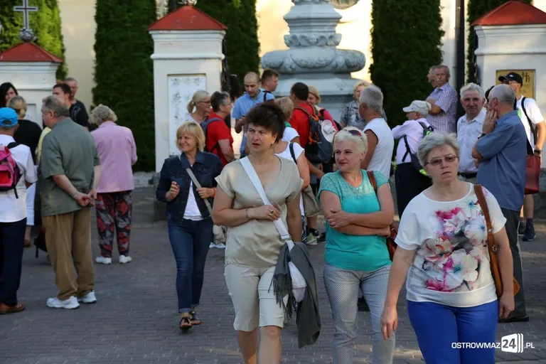 Pątnicy maszerują na Jasną Górę. Jutro dołączą ostrowianie (zdjęcia, wideo z drona)