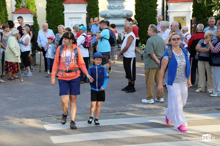 Pątnicy maszerują na Jasną Górę. Jutro dołączą ostrowianie (zdjęcia, wideo z drona)