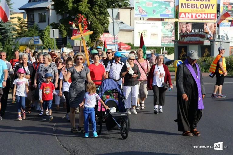 Pątnicy maszerują na Jasną Górę. Jutro dołączą ostrowianie (zdjęcia, wideo z drona)