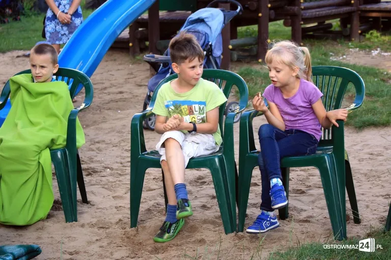 Czytanie twórczości Tuwima przy Widnichowskiej (zdjęcia)