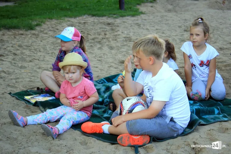 Czytanie twórczości Tuwima przy Widnichowskiej (zdjęcia)