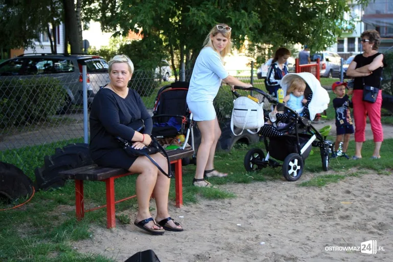 Czytanie twórczości Tuwima przy Widnichowskiej (zdjęcia)
