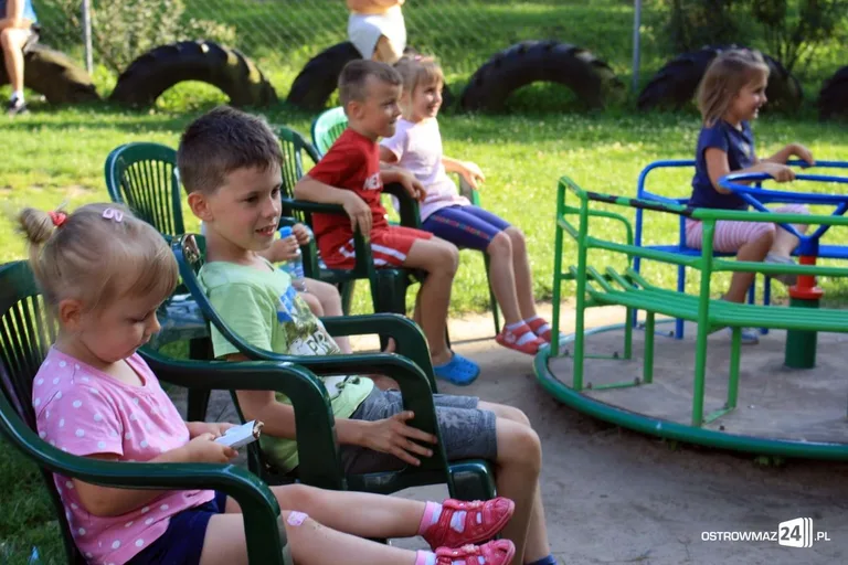 Czytanie twórczości Tuwima przy Widnichowskiej (zdjęcia)