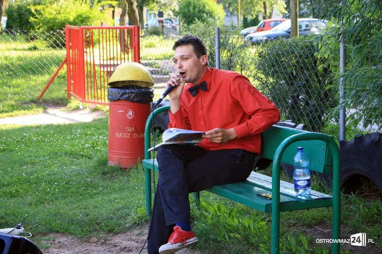 Czytanie twórczości Tuwima przy Widnichowskiej (zdjęcia)