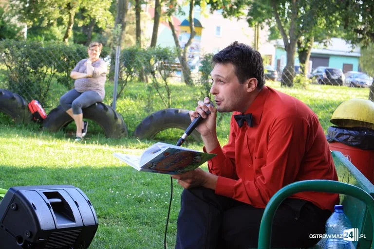 Czytanie twórczości Tuwima przy Widnichowskiej (zdjęcia)