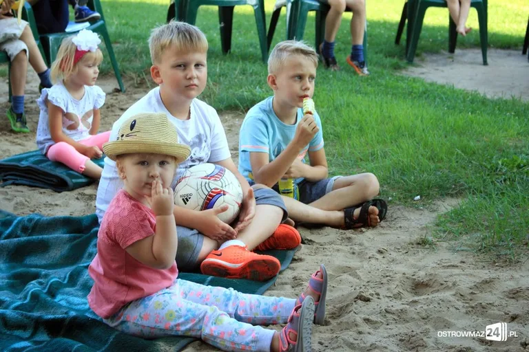 Czytanie twórczości Tuwima przy Widnichowskiej (zdjęcia)