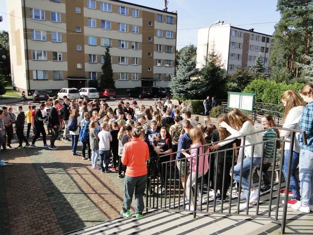 Ewakuacja młodzieży ze szkoły w Małkini Górnej (zdjęcia)