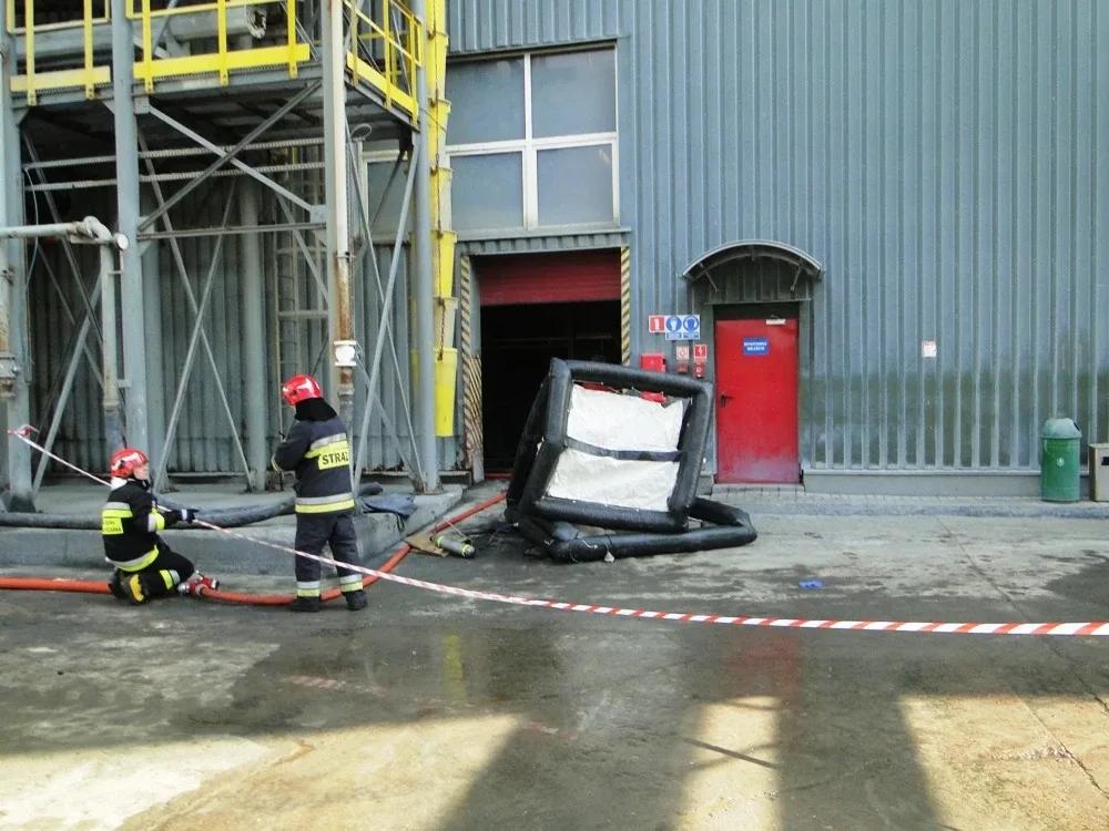 Pożar w małkińskim zakładzie Rockwool (zdjęcia)