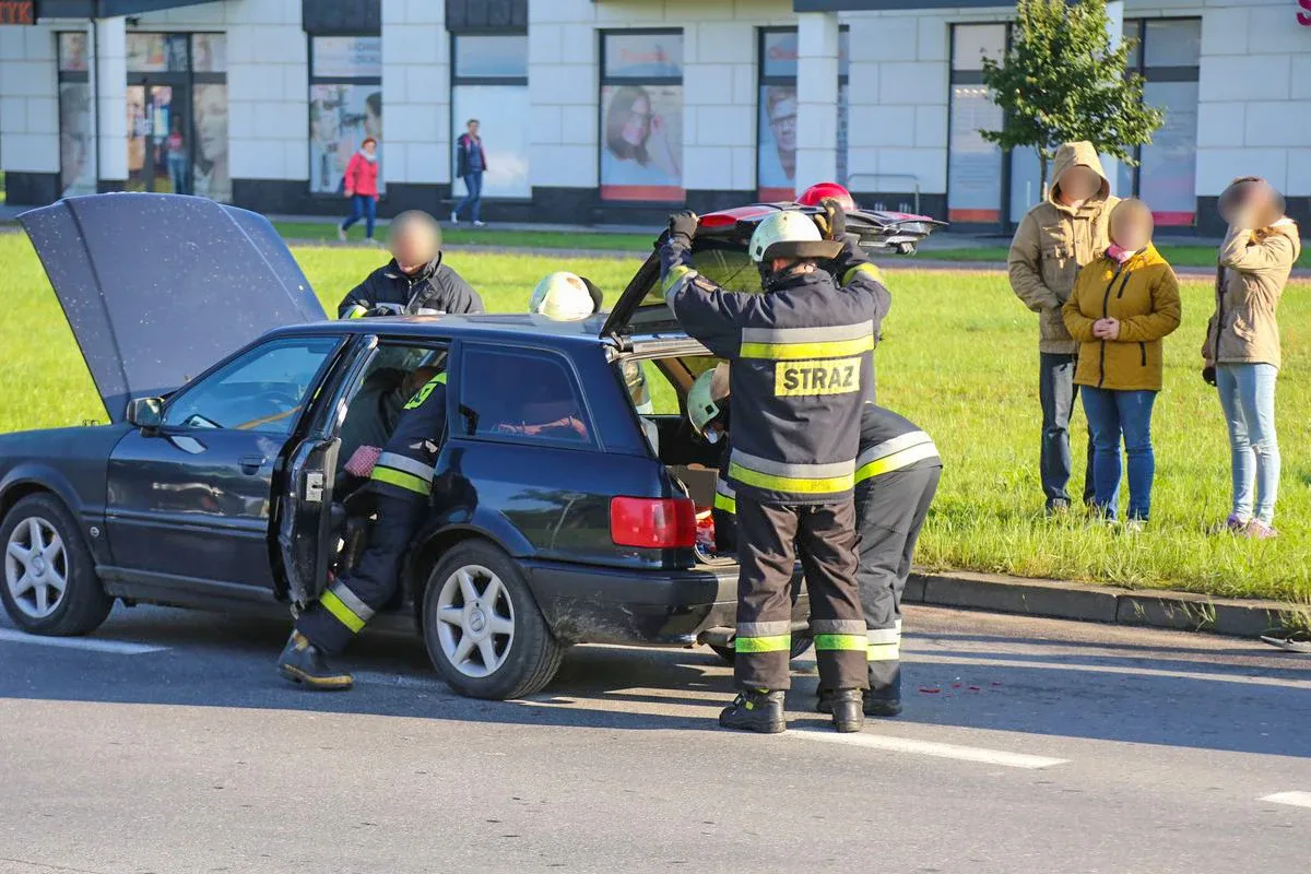 Zderzenie osobówek. Winna kobieta z powiatu ostrowskiego (zdjęcia)