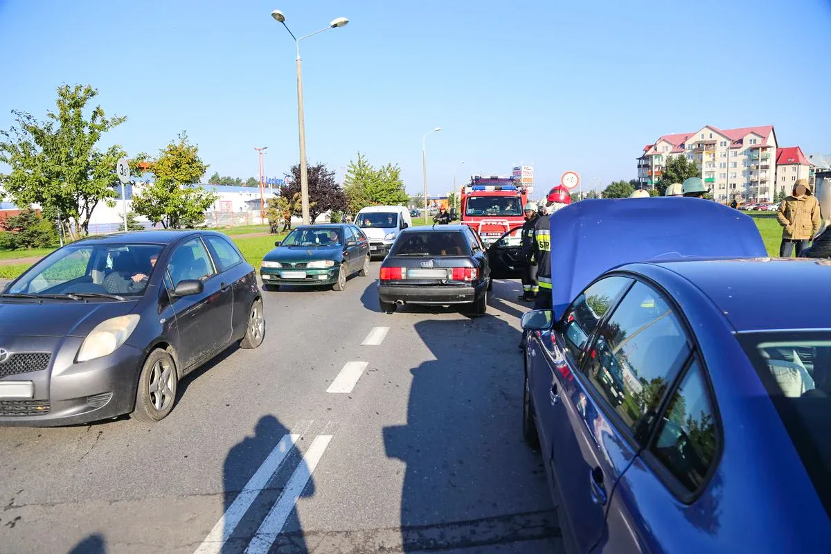 Zderzenie osobówek. Winna kobieta z powiatu ostrowskiego (zdjęcia)