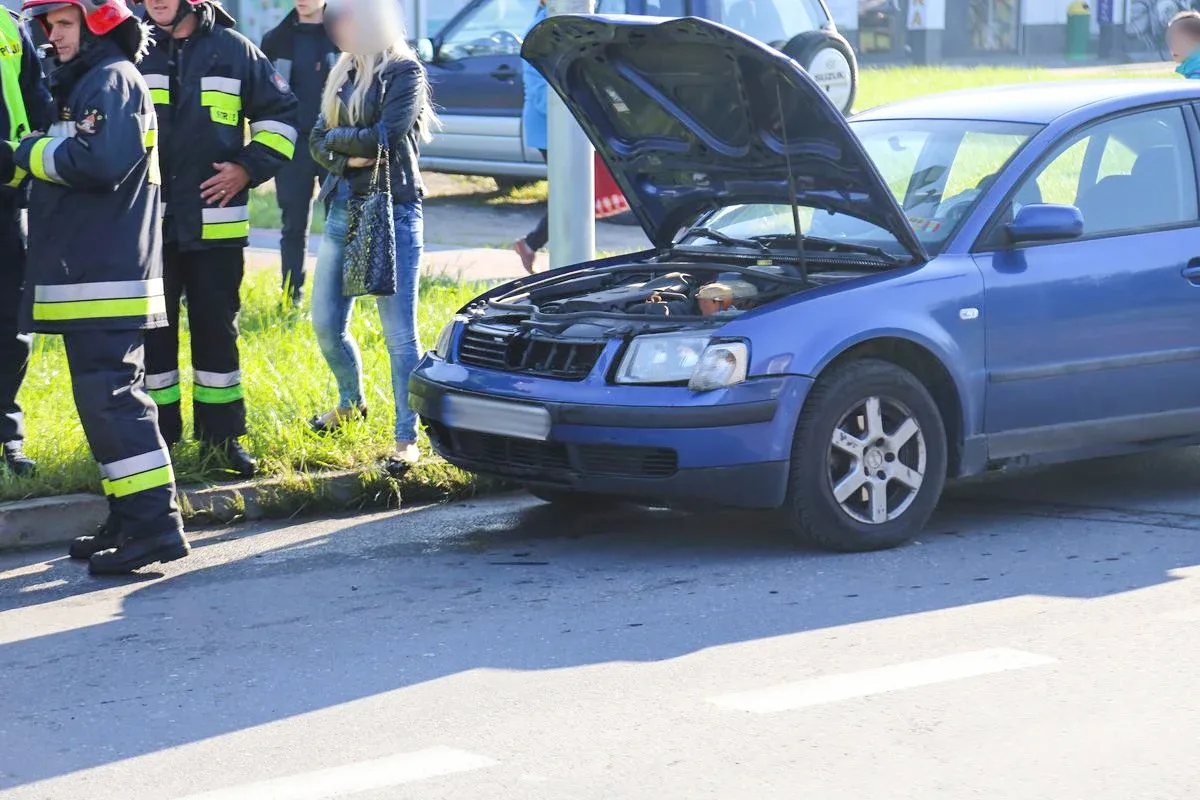 Zderzenie osobówek. Winna kobieta z powiatu ostrowskiego (zdjęcia)