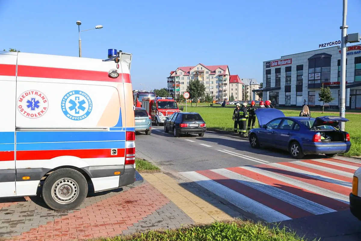 Zderzenie osobówek. Winna kobieta z powiatu ostrowskiego (zdjęcia)