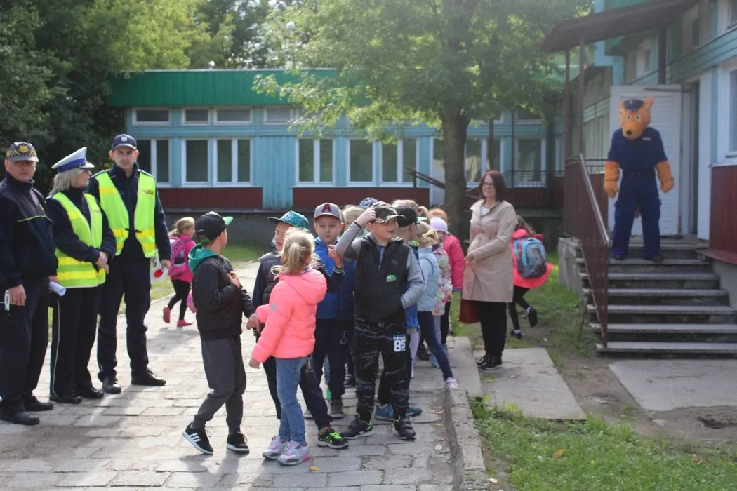 Policjanci edukowali dzieci z "Jedynki" (zdjęcia)