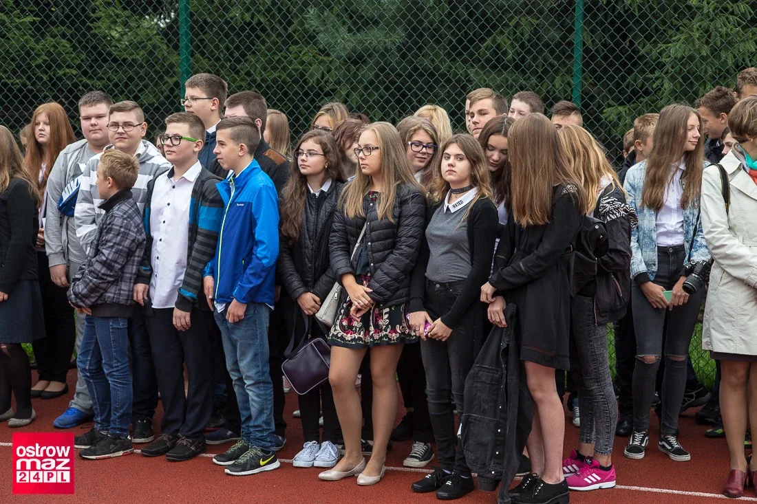 Rozpoczęcie roku szkolnego w ostrowskiej "Trójce" (zdjęcia)