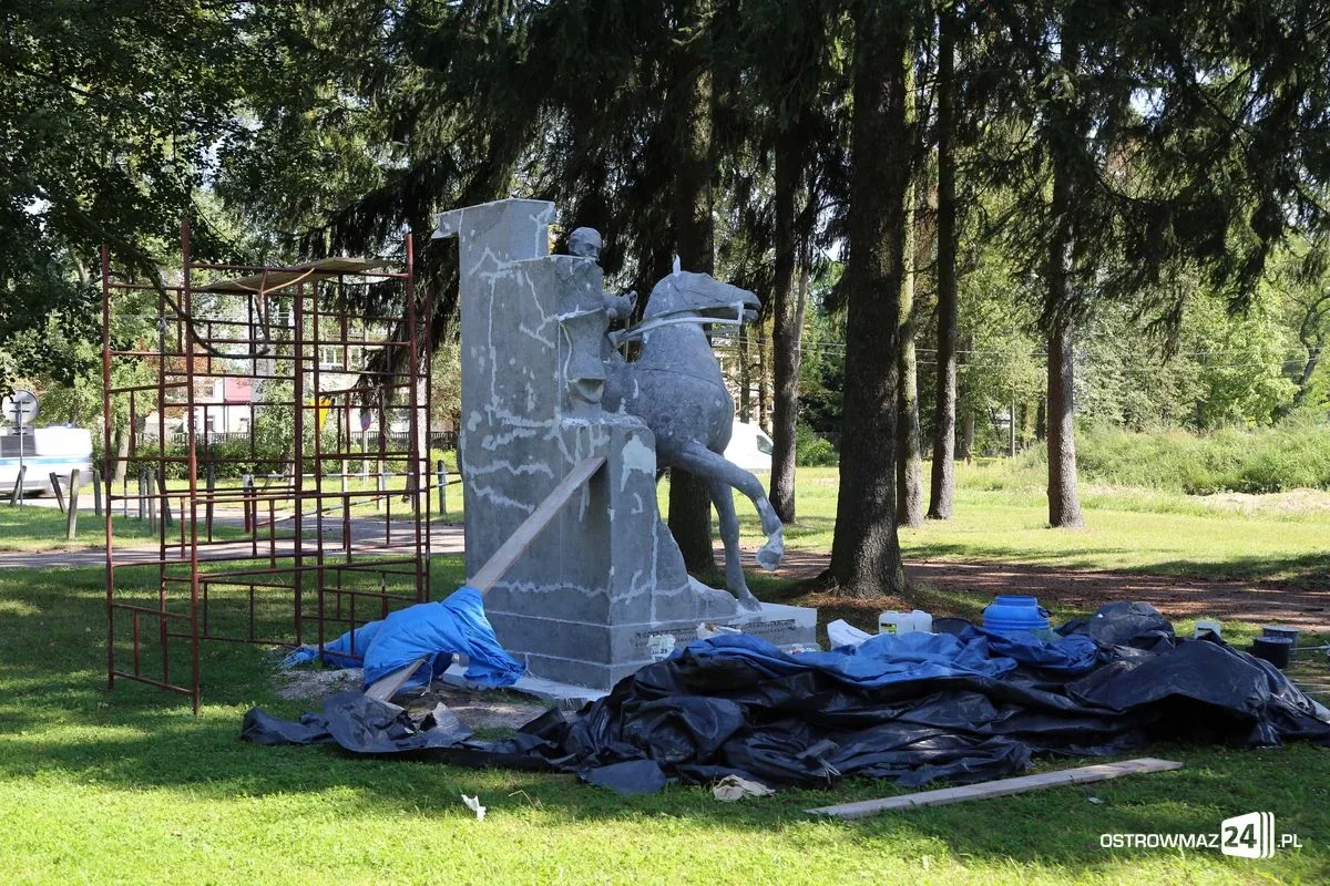 Trwa renowacja pomników w Komorowie (zdjęcia)