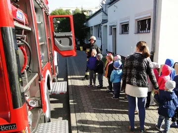 Ćwiczenia strażackie w ostrowskim przedszkolu (zdjęcia)