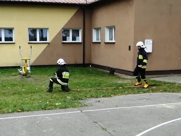 Ewakuacja budynku Szkoły Podstawowej w Nowej Osuchowej (zdjęcia)
