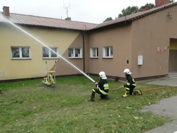 Ewakuacja budynku Szkoły Podstawowej w Nowej Osuchowej (zdjęcia)