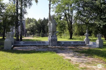 Trwa renowacja pomników w Komorowie (zdjęcia)