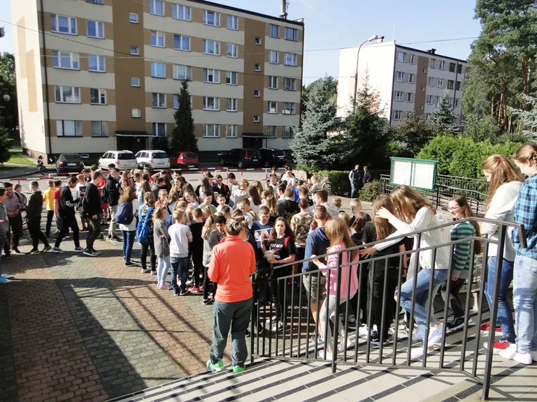 Ewakuacja młodzieży ze szkoły w Małkini Górnej (zdjęcia)